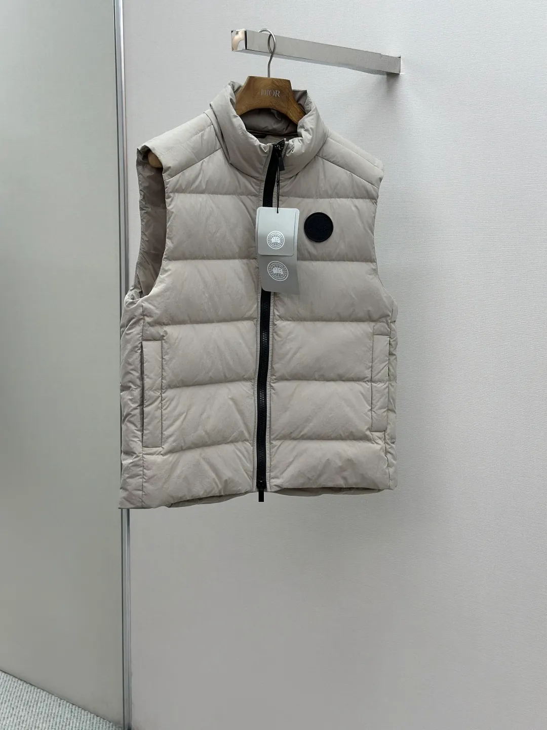 P690 CANADA GOOSE Canada Goose Badge Down Vest Fabric selection: The use of high-quality protective nylon fabric not only enhances the wear resistance of the surface, but also takes into account wind resistance, ensuring excellent performance in various harsh weather conditions.  90 national standard high-quality white duck down: selected high-loft down, weighing 160g, light and warm, with excellent temperature locking performance and good resilience.  Three-dimensional quilting process: Precision thread reinforcement to prevent velvet drilling and ensure that the fluffy and resilient elasticity lasts as new.  Details: The ribbon is woven with polyester as the base, and the brand letters are decorated on the ribbon through high-precision computer embroidery. The edges of the pattern are clear, the stitches are fine and even, and multiple layers of embroidery thread are stacked to enhance the three-dimensional effect. Accessories: One-to-one customized logo, one-to-one customized zipper puller, one-to-one customized three-label SIZE: S M L XL